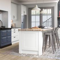 Shaker style kitchen, Range and mantle feature, island with seating. 